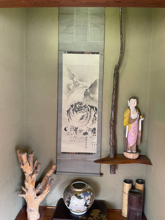1890–1910 Kakejiku Tiger Beneath a Waterfall (瀑布猛虎図)  Signed 澄◯斎 (Approximately 172X43CM)