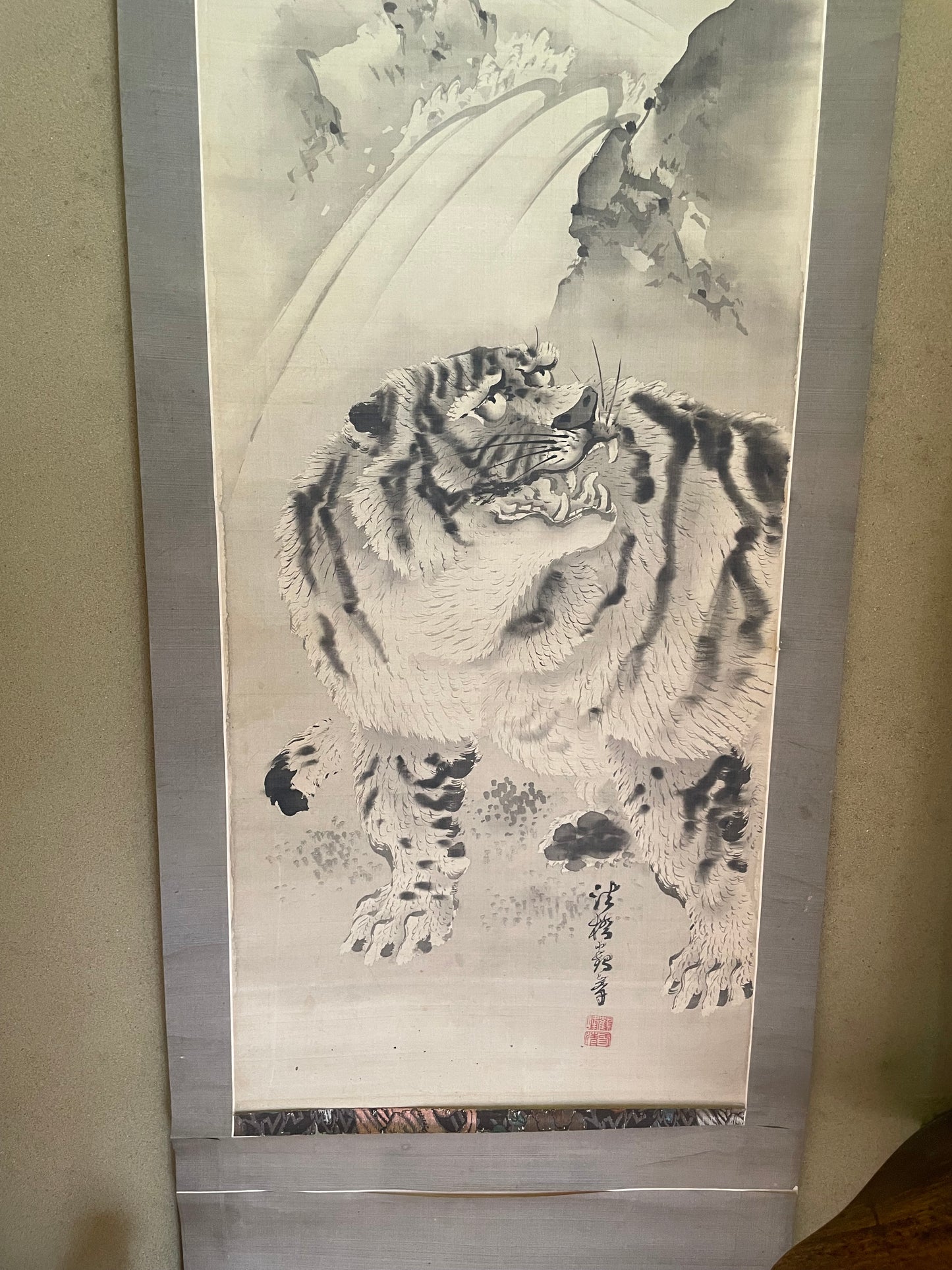 1890–1910 Kakejiku Tiger Beneath a Waterfall (瀑布猛虎図)  Signed 澄◯斎 (Approximately 172X43CM)